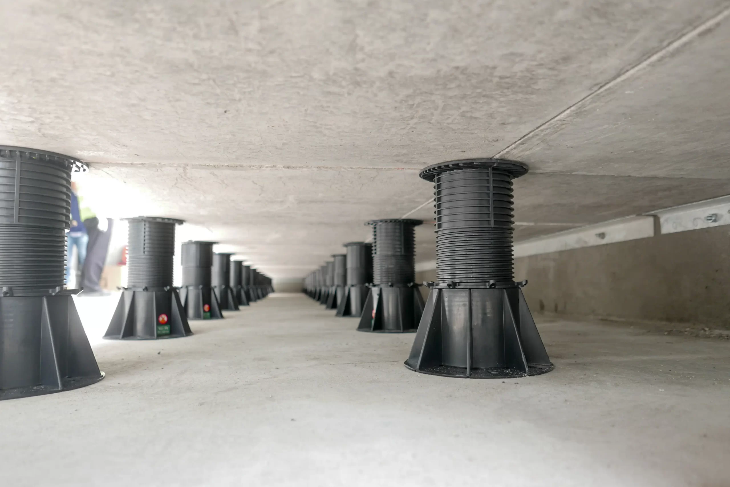 Close-up image of the raised floor system in an office, emphasizing how it efficiently promotes air circulation and ventilation, ensuring a healthy environment.